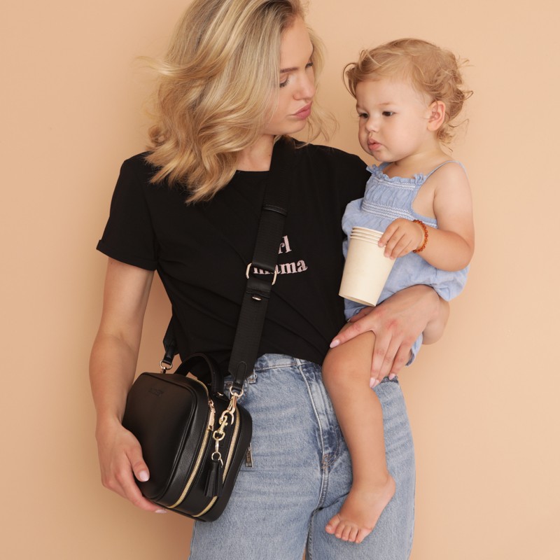 joissy-organizer-listonoszka-do-wozka-dla-mamy-vera-black-czarna-na-modelce-3