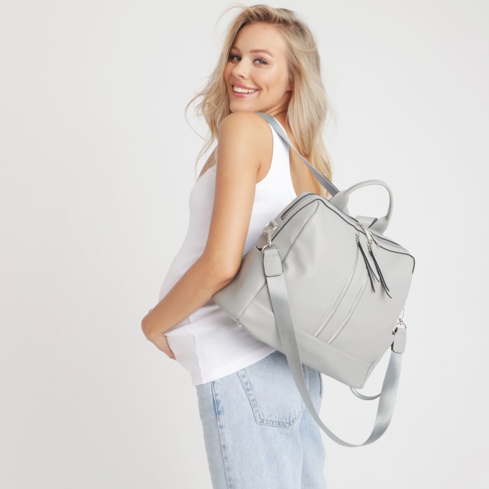 joissy-mini-torba-plecak-do-wozka-dla-mamy-cool-grey-jasnoszary-na-modelce-1