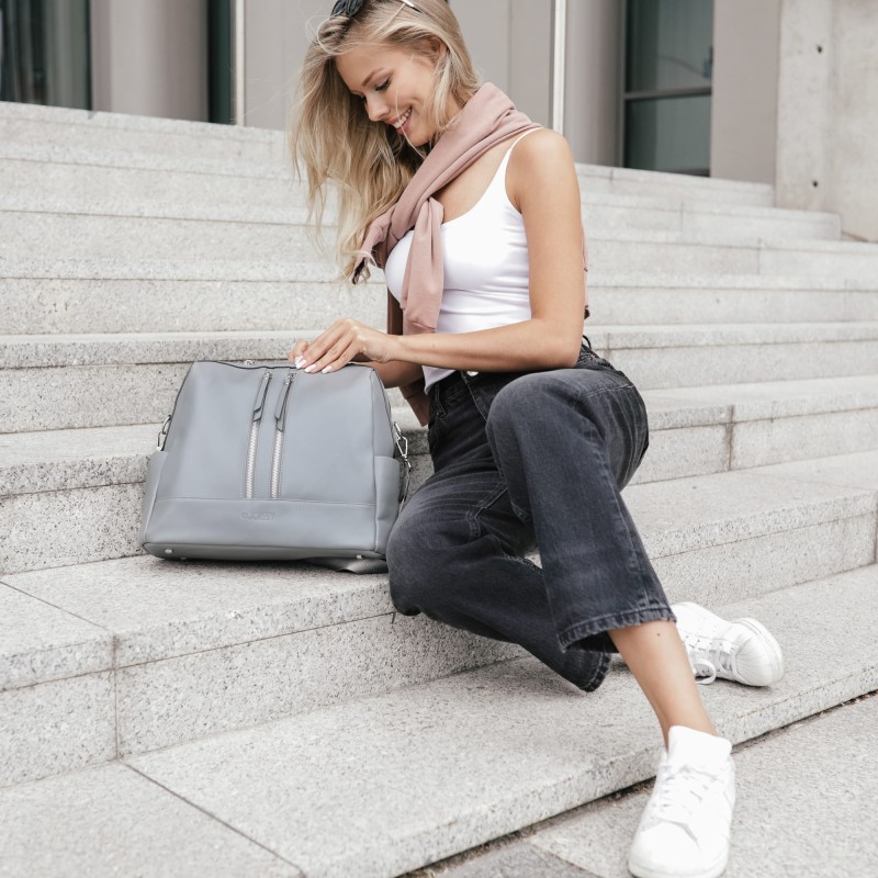 joissy-mini-torba-plecak-do-wózka-dla-mamy-grey-szary-na-modelce-2.jpg