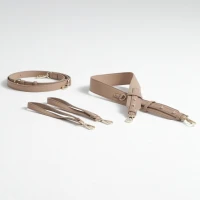 joissy-organizer-do-wozka-listonoszka-midi-blush-beige-biszkoptowa-4-zaczepy-do-wozka-pasek-na-ramie