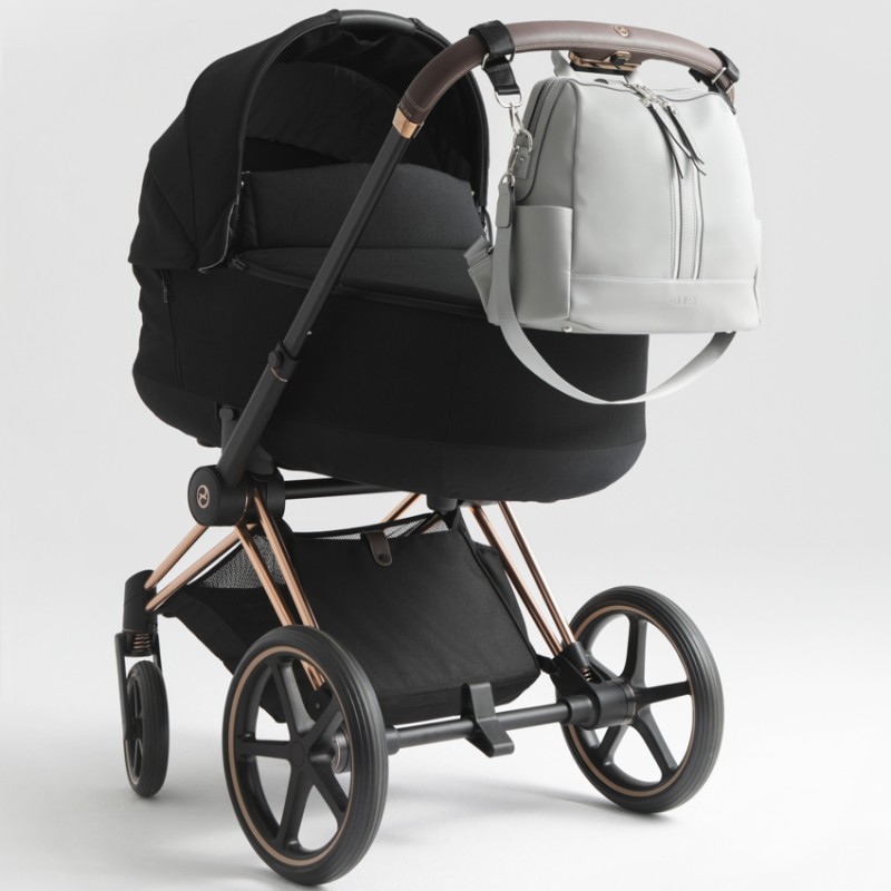 joissy-mini-torba-plecak-do-wozka-dla-mamy-cool-grey-jasnoszary-na-modelce-na-wozku