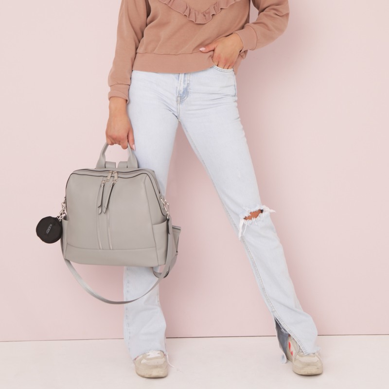 joissy-mini-torba-plecak-do-wozka-dla-mamy-cool-grey-jasnoszary-na-modelce-5