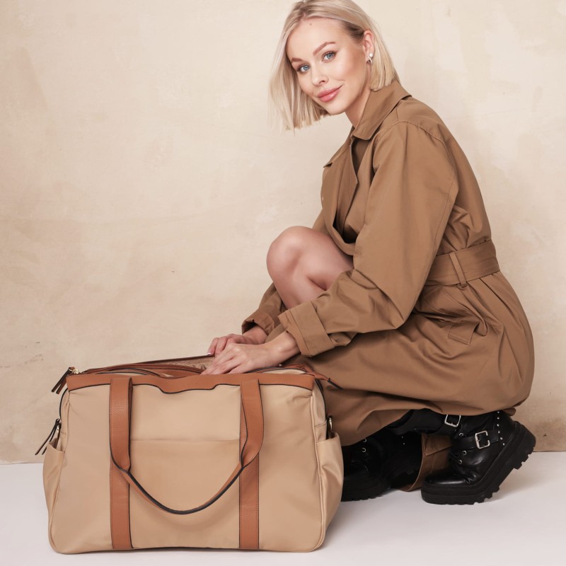 joissy-weekender-torba-do-porodu-beige-modelka.jpg