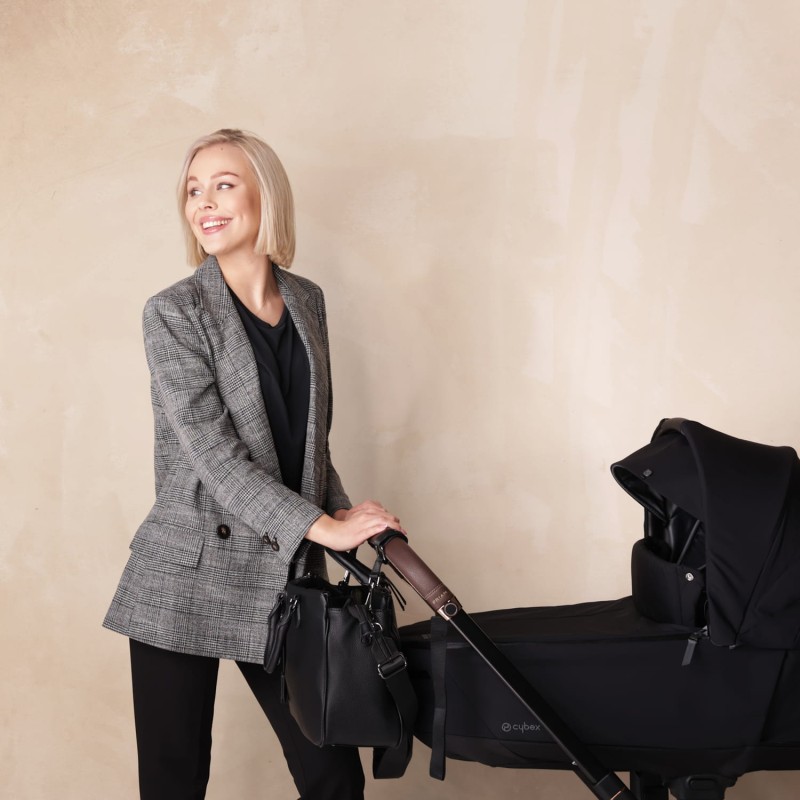 joissy-mila-torba-do-wózka-dla-mamy-black-modelka-wózek-czarna.jpg