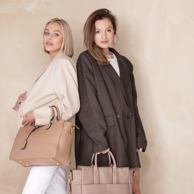 joissy-mila-torba-do-wózka-dla-mamy-beige-modelka.jpg