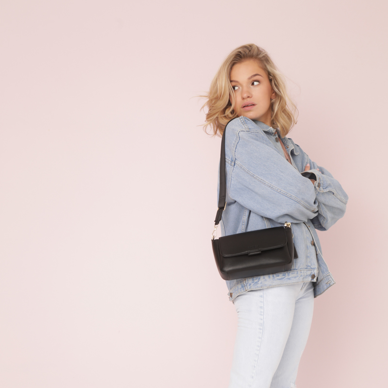 joissy-listonoszka-dla-mamy-kenza-black-czarna-na-modelce-3