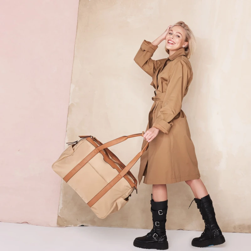 joissy-weekender-torba-do-porodu-beige-modelka3.jpg