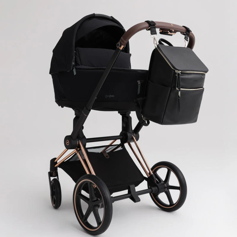 joissy-roomy-plecak-do-wózka-dla-mamy-i-taty-black-gold-czarny-złoty-na wózku-800x800.webp