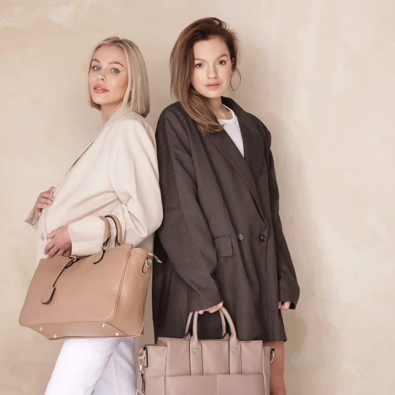 joissy-mila-torba-do-wózka-dla-mamy-beige-modelka.jpg
