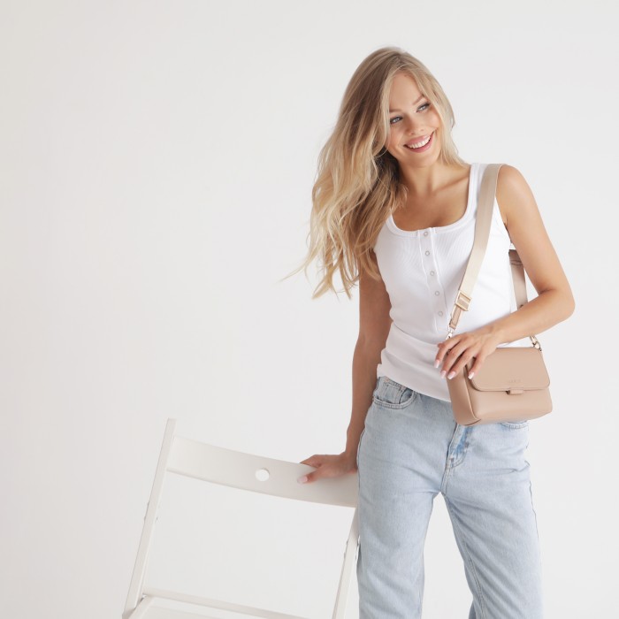 joissy-listonoszka-dla-mamy-kenza-blush-beige-biszkoptowa-na-modelce