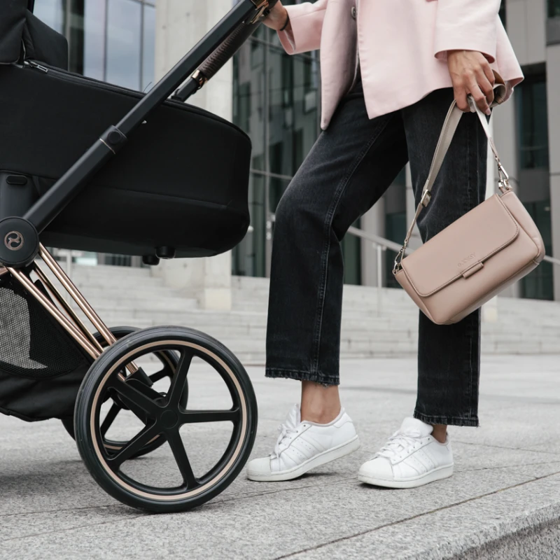 joissy-listonoszka-dla-mamy-kenza-blush-beige-biszkoptowa-na-modelce-3