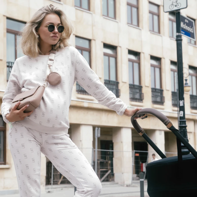 joissy-listonoszka-dla-mamy-kenza-blush-beige-biszkoptowa-na-modelce-5