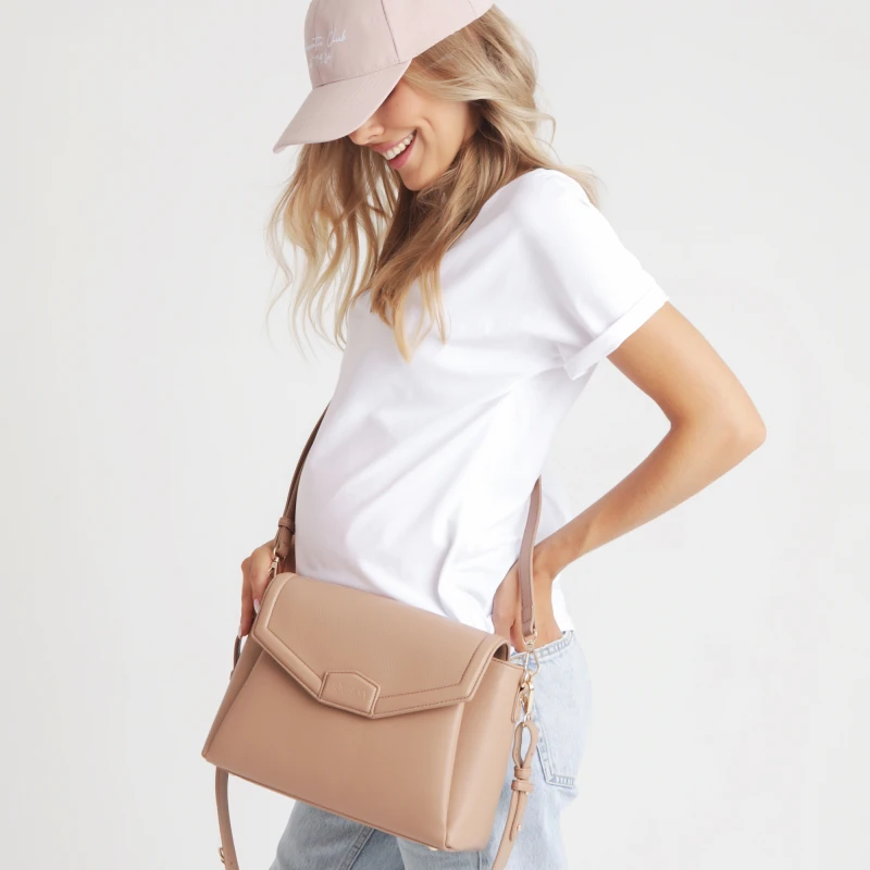 joissy-organizer-do-wozka-listonoszka-midi-blush-beige-biszkoptowa-na-modelce-3