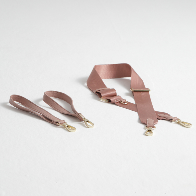 joissy-organizer-do-wozka-listonoszka-dla-mamy-vera-chic-pink-rozowa-4-zaczepy-do-wozka-pasek-na-ramie