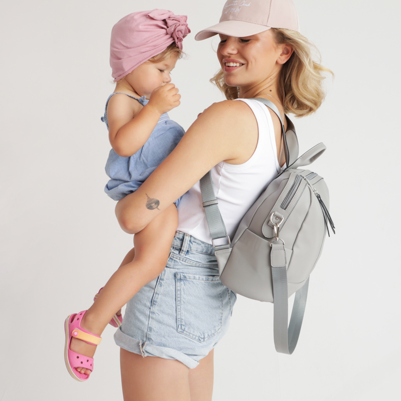 joissy-mini-torba-plecak-do-wozka-dla-mamy-cool-grey-jasnoszary-na-modelce-4