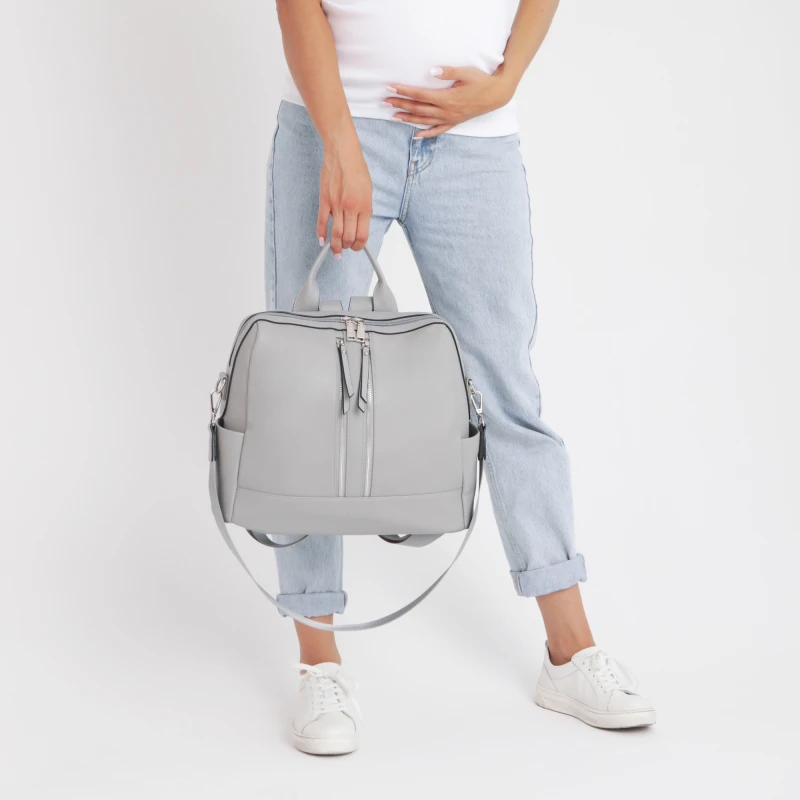 joissy-mini-torba-plecak-do-wozka-dla-mamy-cool-grey-jasnoszary-na-modelce-2